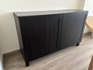 Mueble IKEA BESTÅ negro-marrón con puerta HANVIKEN