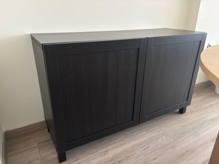 Mueble IKEA BESTÅ negro-marrón con puerta HANVIKEN