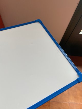 Pizarra blanca con marco azul