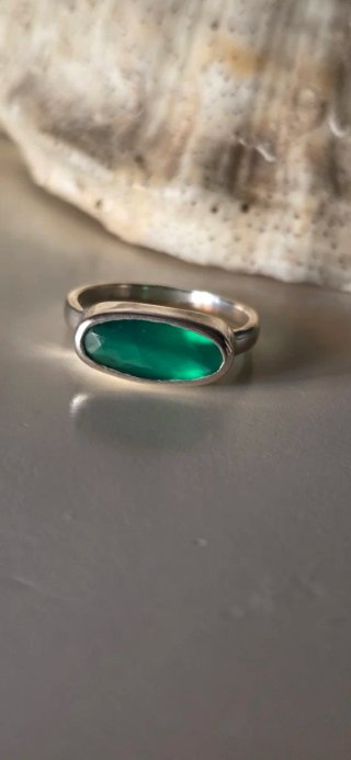 Maravilloso anillo onix verde