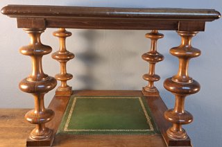 Mesa auxiliar en madera de nogal con tapa y repisa