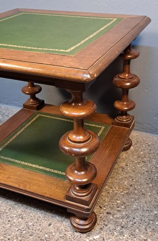 Mesa auxiliar en madera de nogal con tapa y repisa