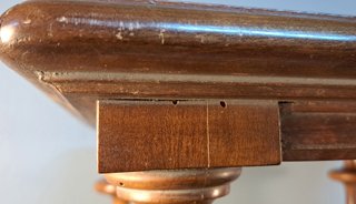 Mesa auxiliar en madera de nogal con tapa y repisa