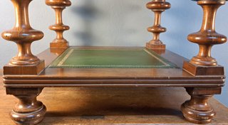 Mesa auxiliar en madera de nogal con tapa y repisa