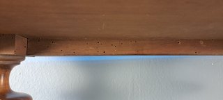 Mesa auxiliar en madera de nogal con tapa y repisa