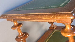 Mesa auxiliar en madera de nogal con tapa y repisa