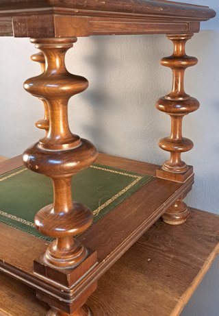 Mesa auxiliar en madera de nogal con tapa y repisa