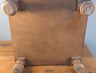 Mesa auxiliar en madera de nogal con tapa y repisa