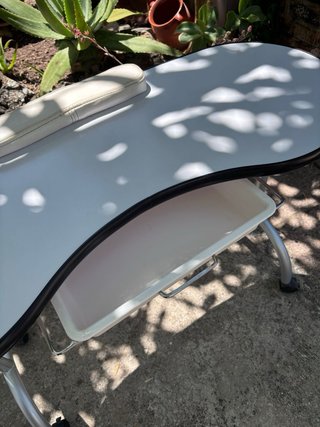 Mesa de manicura plegable con ruedas