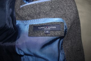 Americana Tommy Hilfiger. Lana gris, talla 48