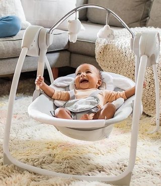 Columpio compacto Ingenuity Cuddle Lamb para bebés