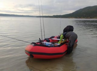 Barca hinchable roja ozeam 3.60 con motor Yamaha