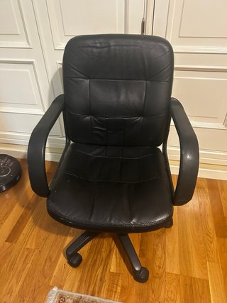 Silla de oficina negra de piel sintética