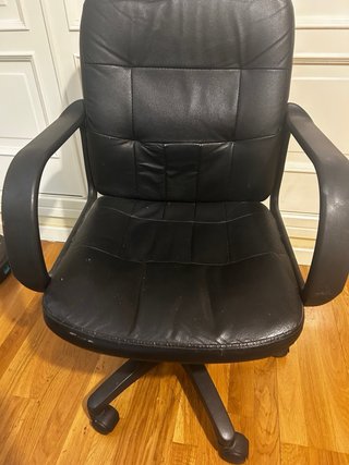 Silla de oficina negra de piel sintética