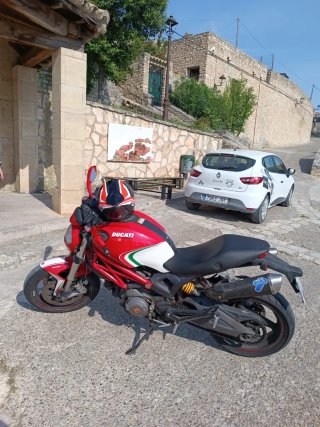 Ducati Monster 696 Roja y Blanca