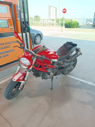 Ducati Monster 696 Roja y Blanca