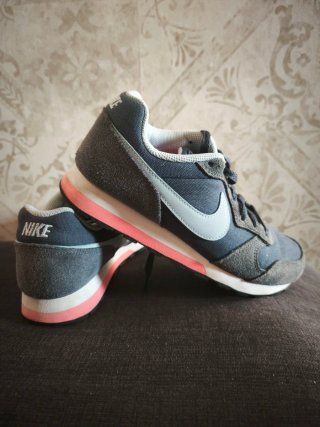 Nike MD Runner 2 Mujer azul, Rosa y blanco