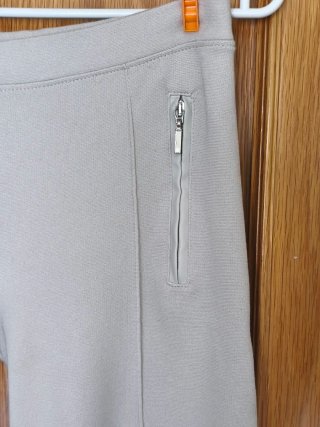 Pantalón leggins Stradivarius claro, perfecto!!