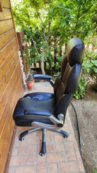 Sillón de despacho negro y plateado