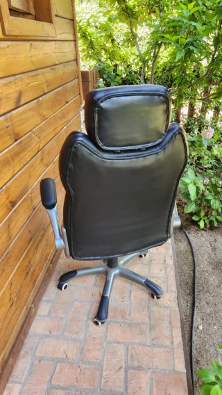 Sillón de despacho negro y plateado