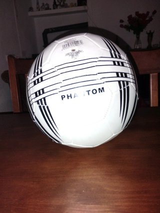 Balón de fútbol blanco y negro