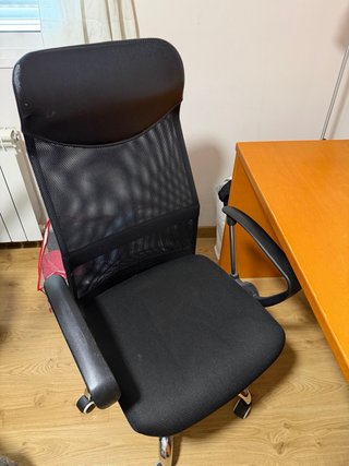 Silla de estudio negra con ruedas