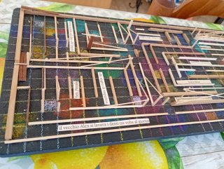 Labirinto decorativo con scritte