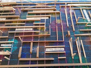 Labirinto decorativo con scritte
