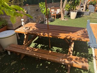 Mesa de picnic de madera con bancos