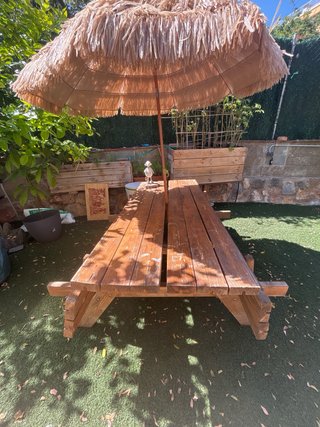 Mesa de picnic de madera con bancos