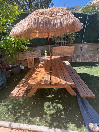 Mesa de picnic de madera con bancos
