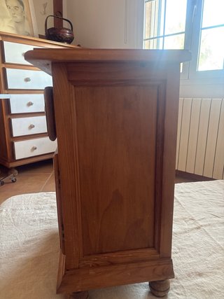 Mesita de noche de madera maciza., entrega mano