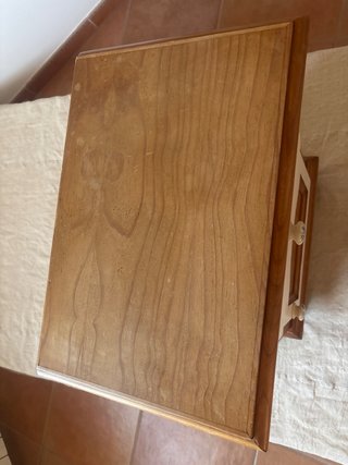 Mesita de noche de madera maciza., entrega mano