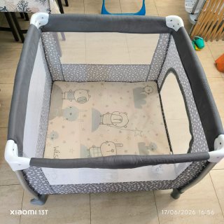 Parque infantil gris con estrellas plegable.