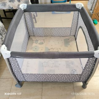 Parque infantil gris con estrellas plegable.