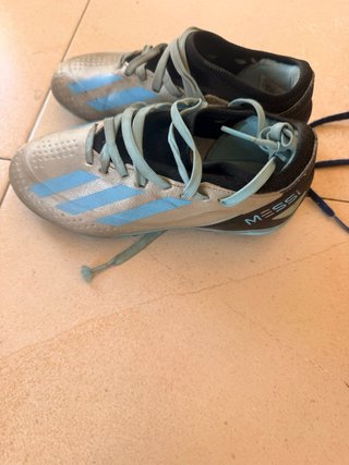 Botas de fútbol Adidas negras y doradas n31