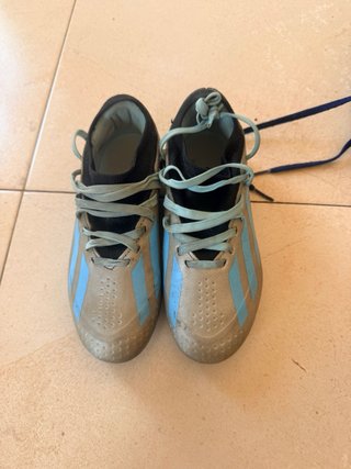 Botas de fútbol Adidas negras y doradas n31