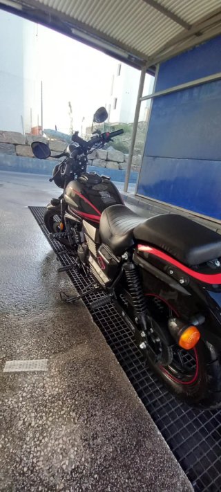 UM Renegade 125cc Moto Cruiser Negra/Roja