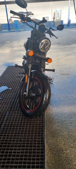 UM Renegade 125cc Moto Cruiser Negra/Roja