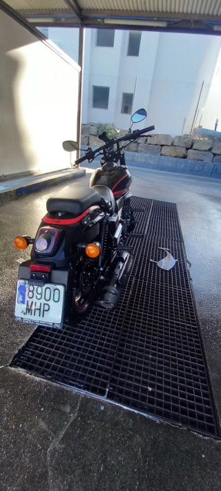 UM Renegade 125cc Moto Cruiser Negra/Roja