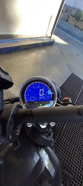 UM Renegade 125cc Moto Cruiser Negra/Roja