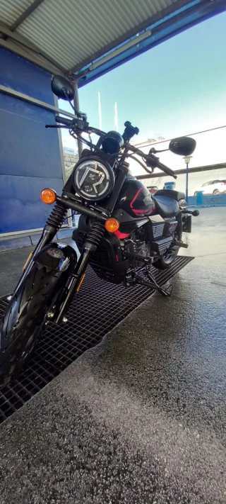 UM Renegade 125cc Moto Cruiser Negra/Roja