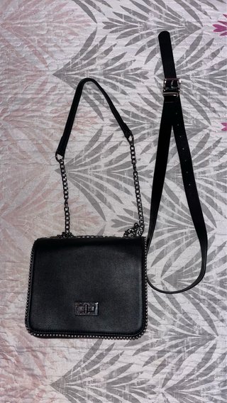 Bolso negro con cadena y cinturón