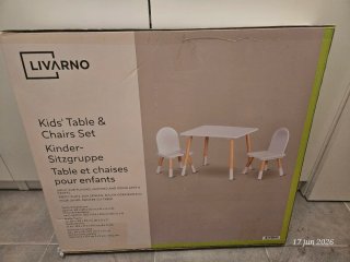 Mesa y sillas infantiles blancas