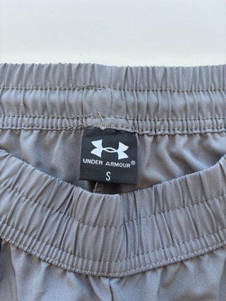 Shorts deportivos Under Armour grises