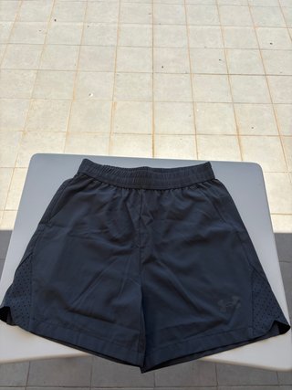 Shorts deportivos Under Armour grises