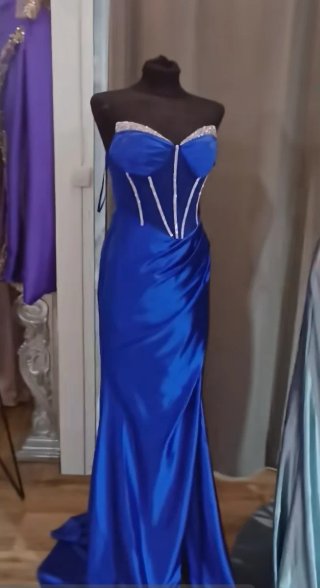 Vestido de fiesta azul con pedrería