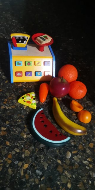 Caja de juguete con báscula y botones