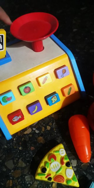 Caja de juguete con báscula y botones