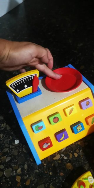 Caja de juguete con báscula y botones